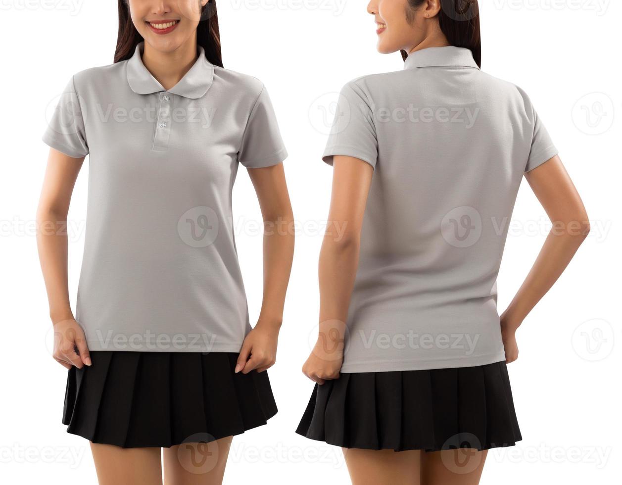 jovem mulher na maquete de camisa polo cinza isolada no fundo branco com traçado de recorte foto