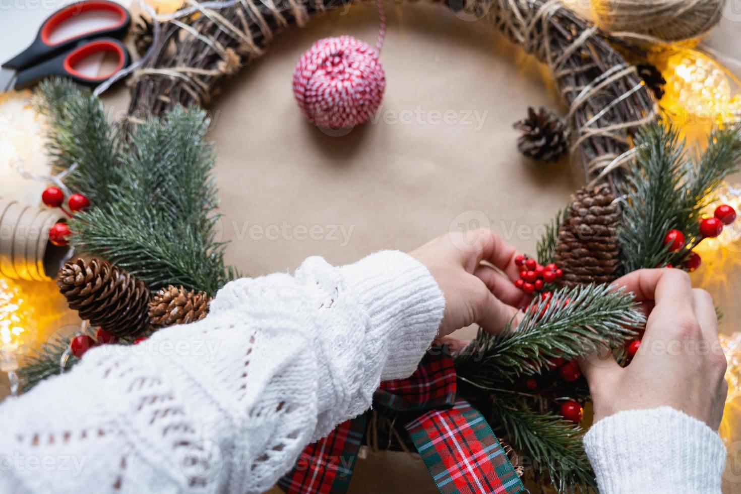 fazendo uma guirlanda de natal com as próprias mãos. preparação para férias, decoração de casa, ano novo foto