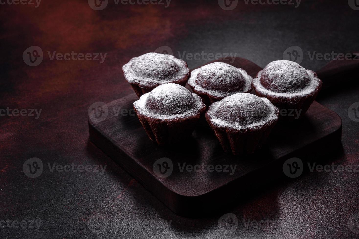 doce saboroso fresco cozimento festivo em um fundo escuro de concreto foto