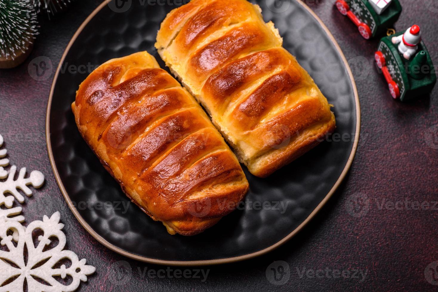 doce saboroso fresco cozimento festivo em um fundo escuro de concreto foto