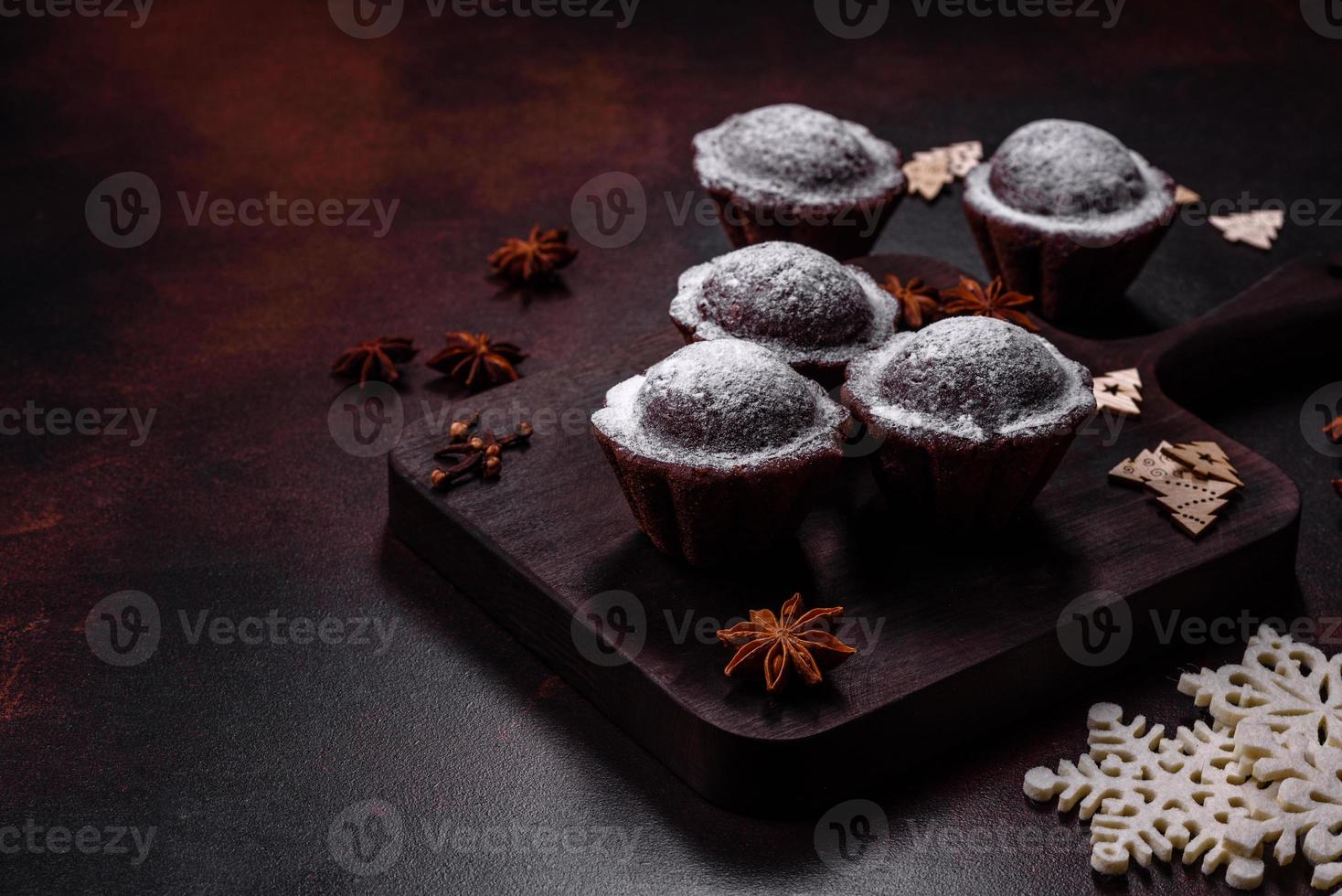 doce saboroso fresco cozimento festivo em um fundo escuro de concreto foto