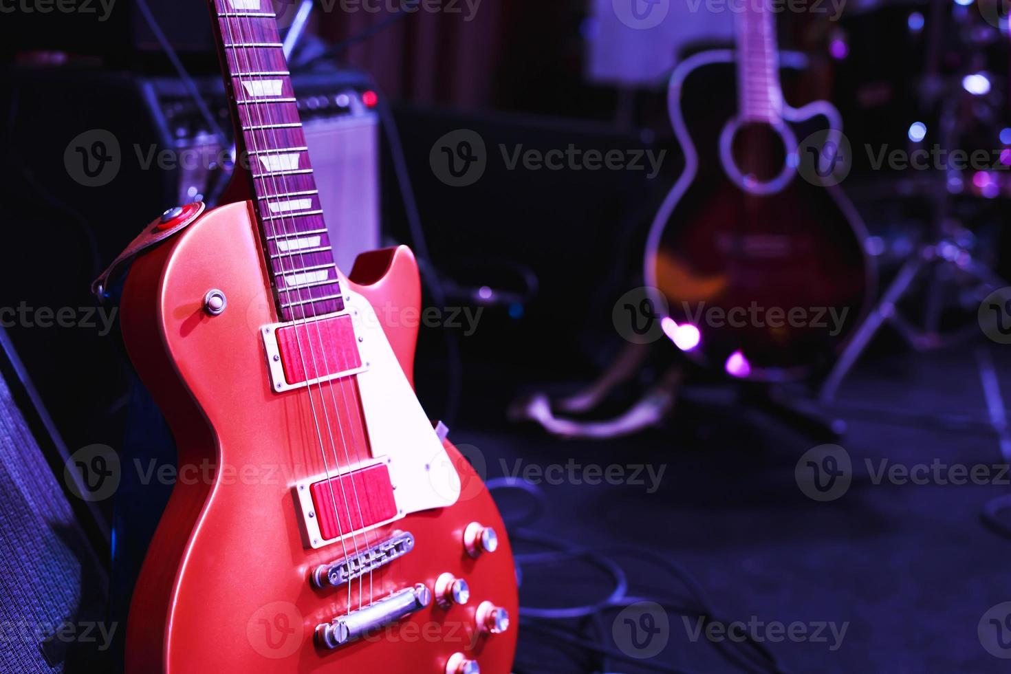 instrumento musical de guitarra elétrica com no palco em concerto. foto