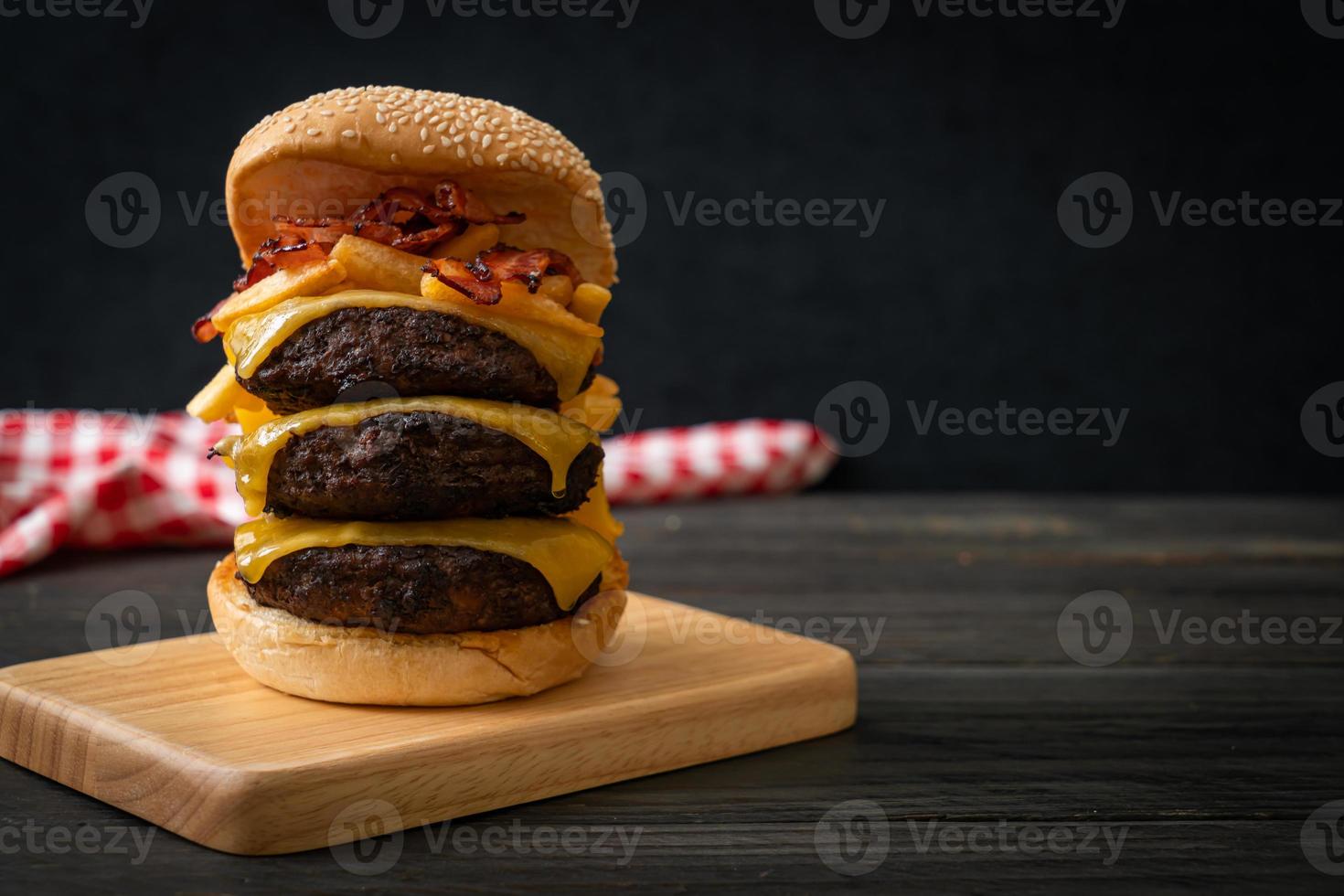 hambúrguer ou hambúrguer de carne com queijo, bacon e batatas fritas foto
