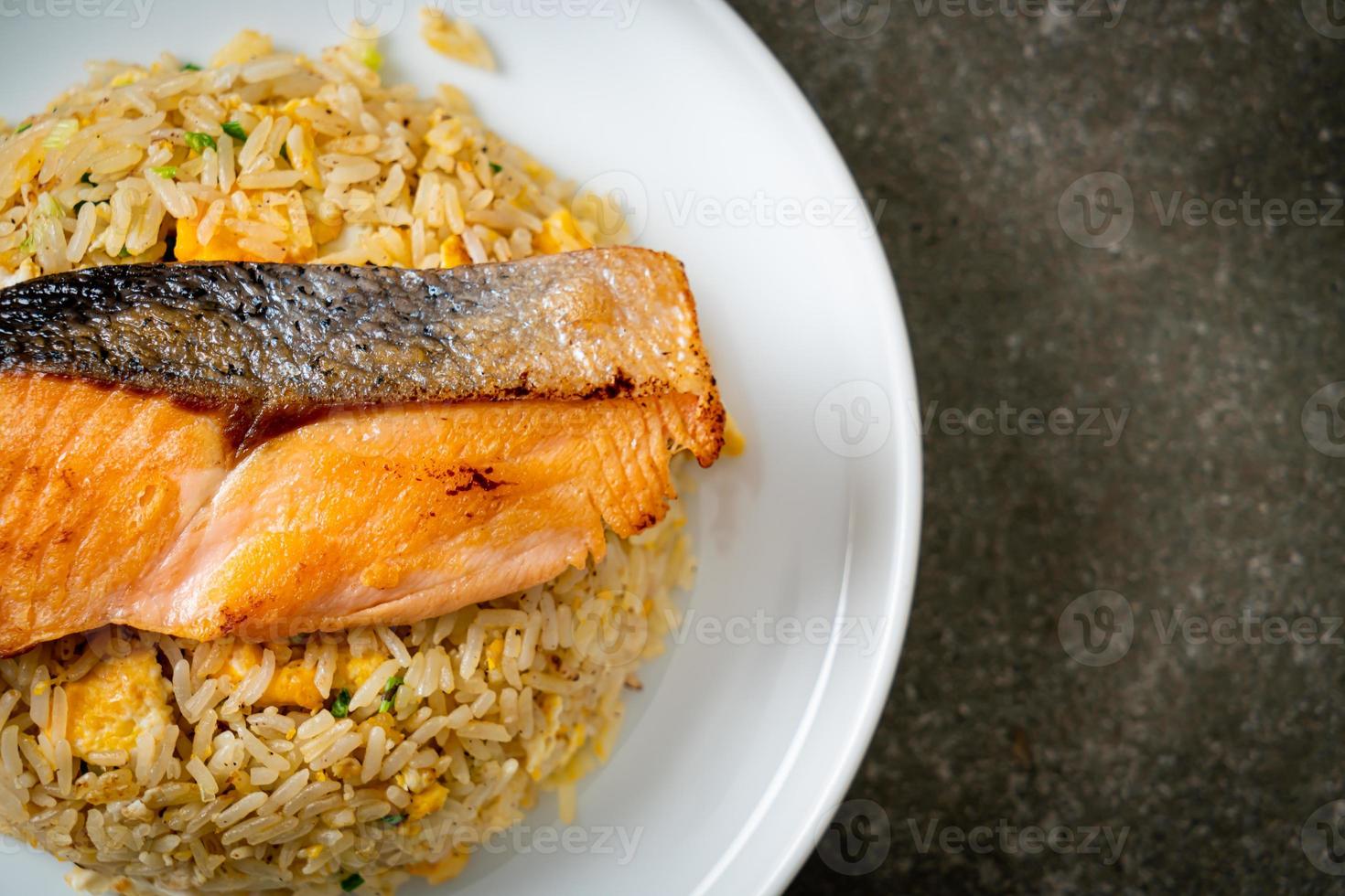 arroz frito com filé de salmão grelhado foto