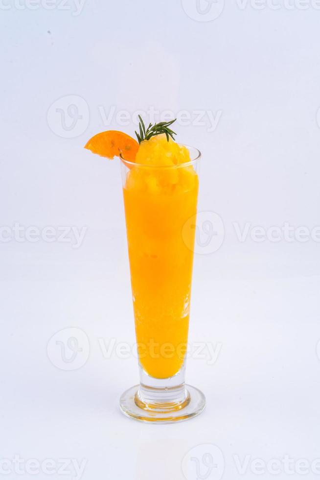 um suco de laranja batido. bebida para o verão no fundo branco. foto