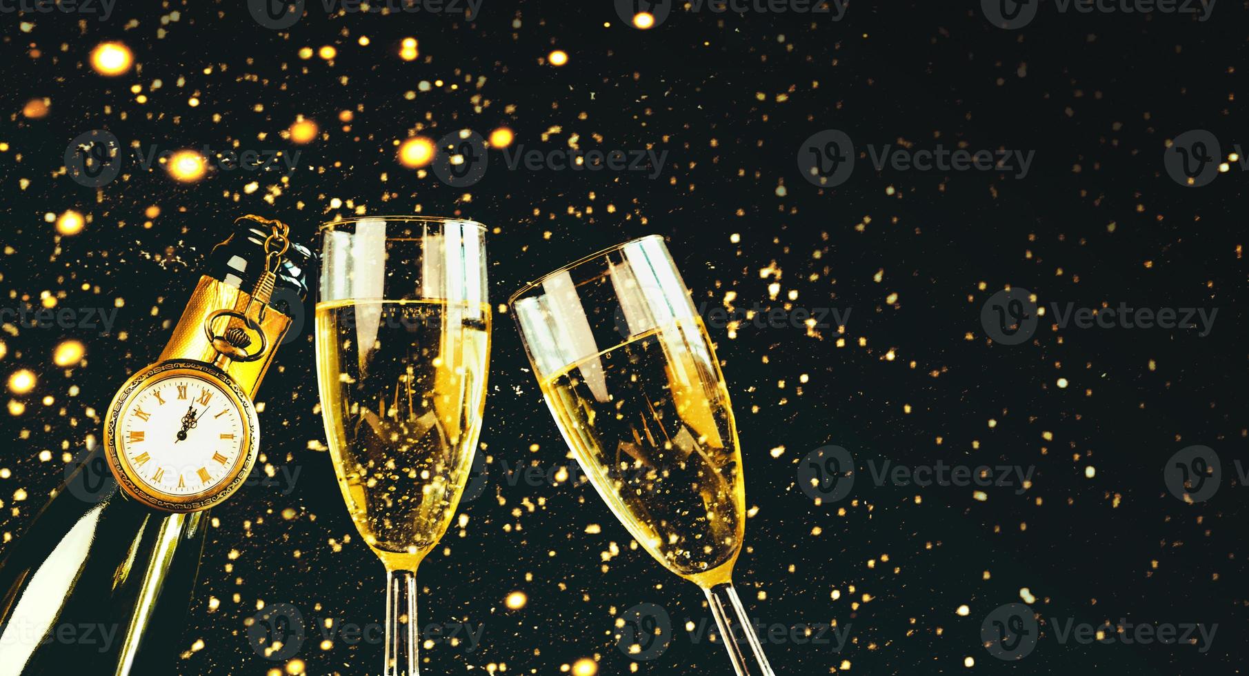feliz Ano Novo. garrafa de champanhe com dois copos, glitter espumante com espaço de cópia. fundo do conceito de celebração de véspera de ano novo foto