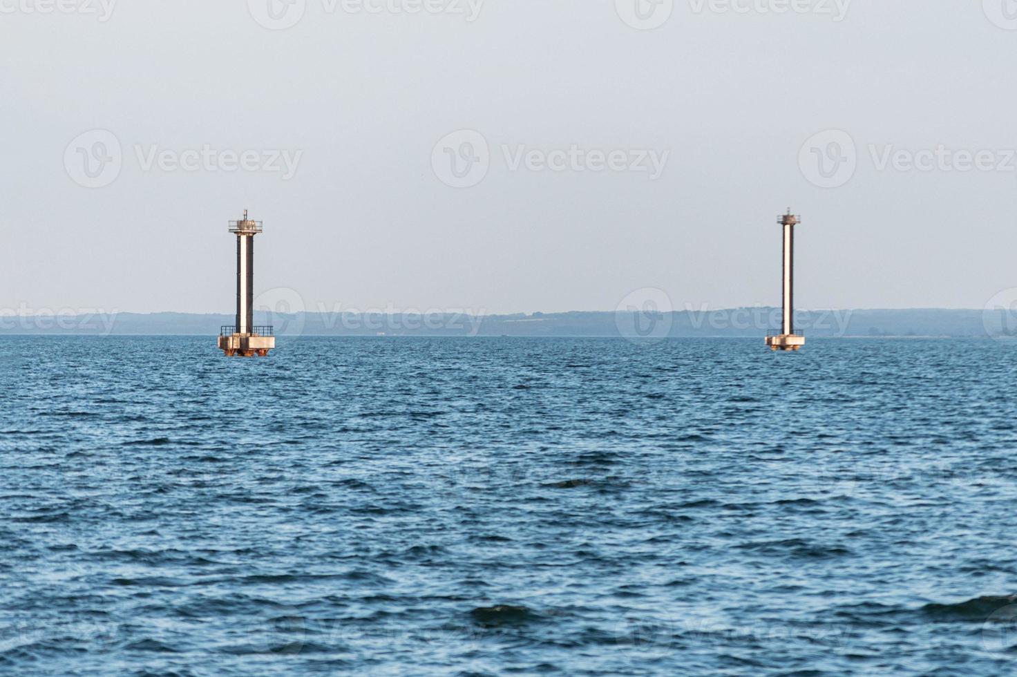 cais com torres e bóias. bela vista do mar, copie o espaço. quebra-mar para proteger navios no estaleiro das ondas foto