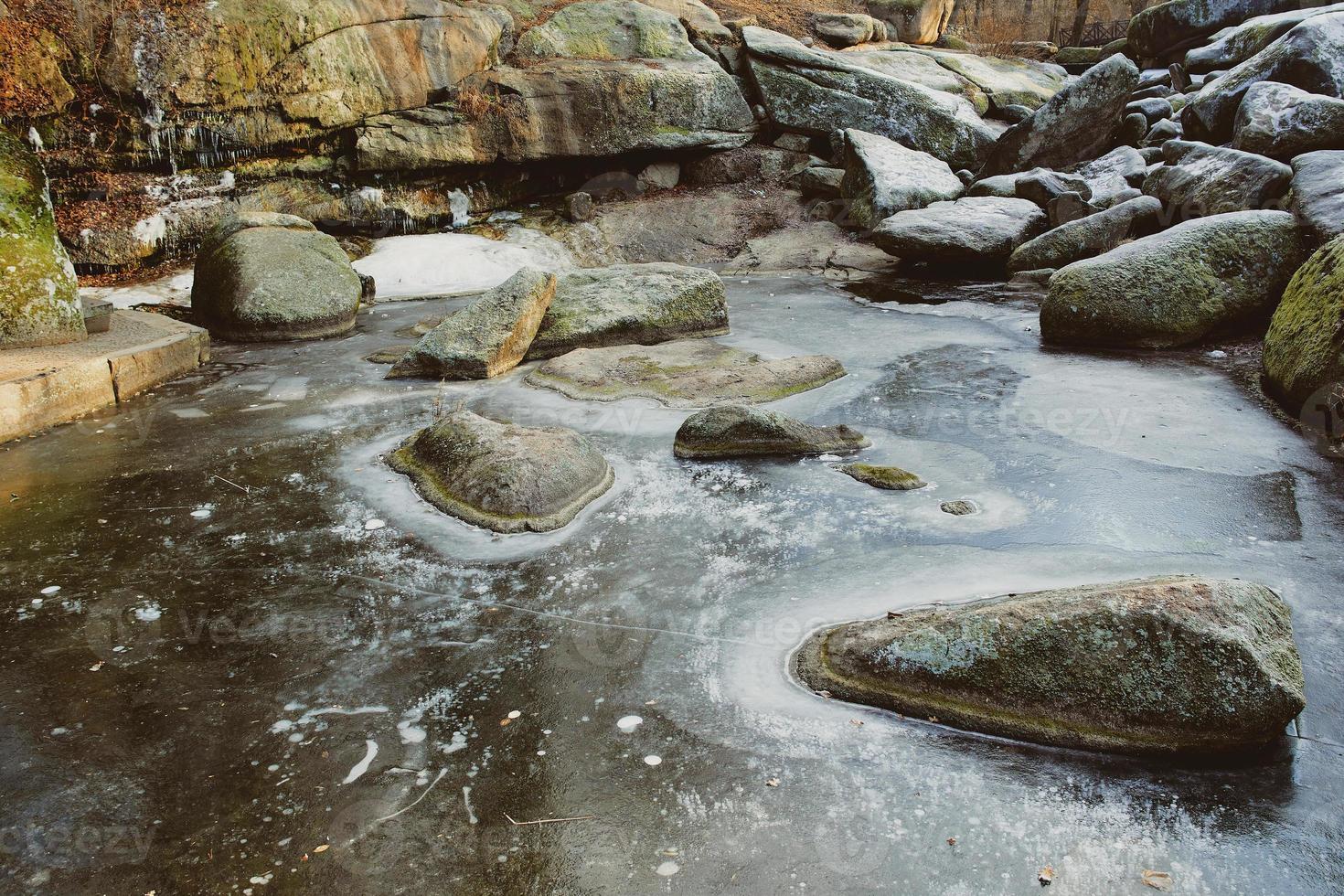 enormes pedras congeladas redondas em winter park foto