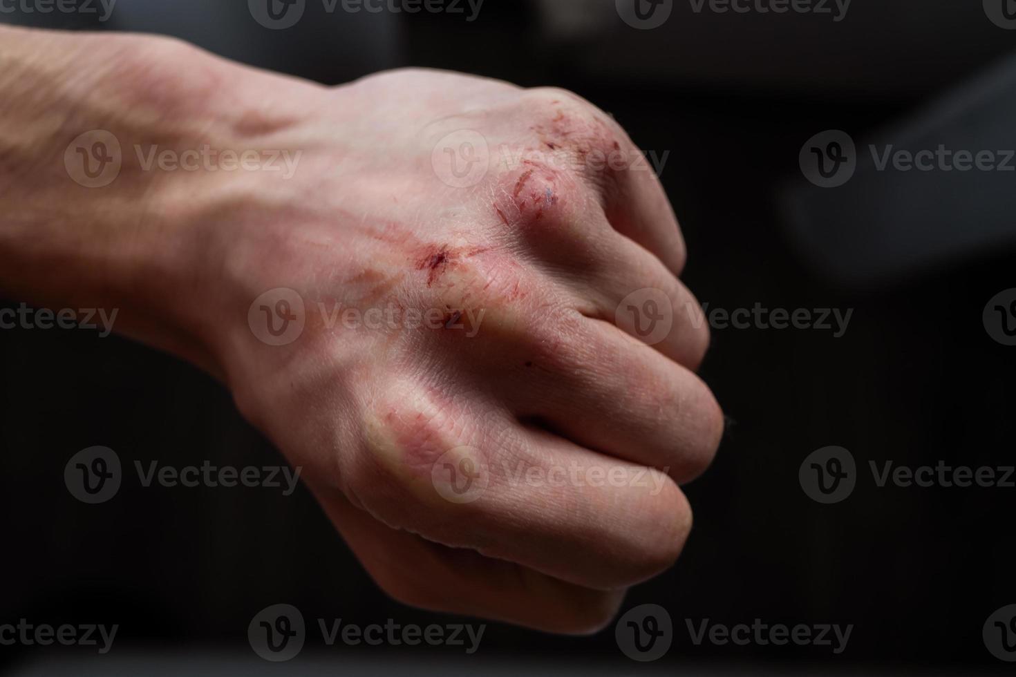 close-up da mão humana contra um fundo cinza foto