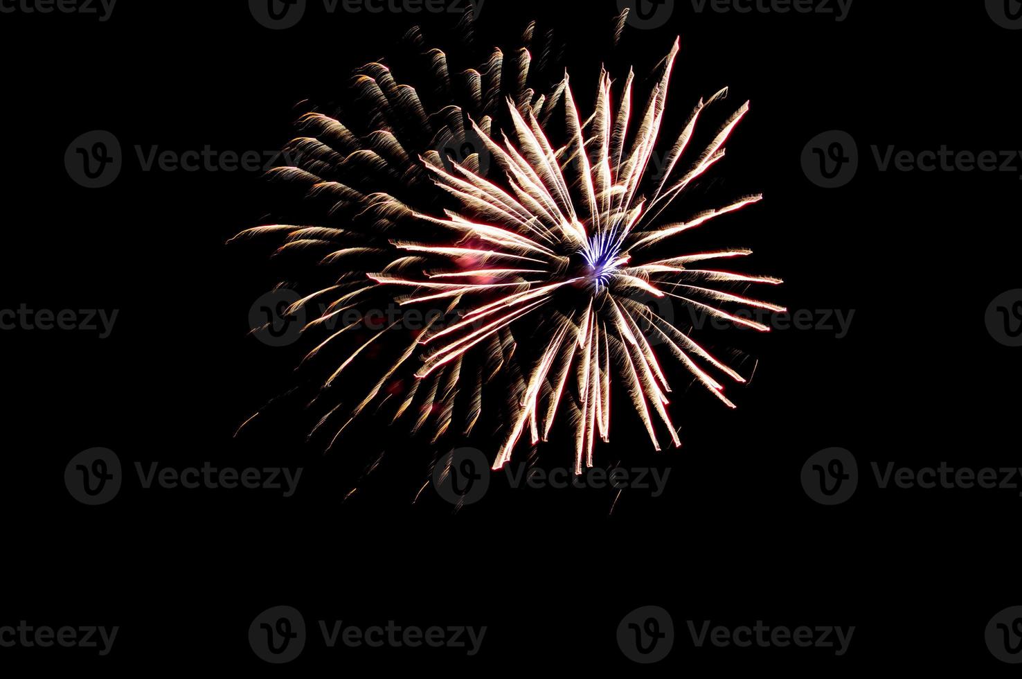 fogos de artifício comemorativos de grande círculo de ouro em um fundo preto. sobreposição de tela. foto