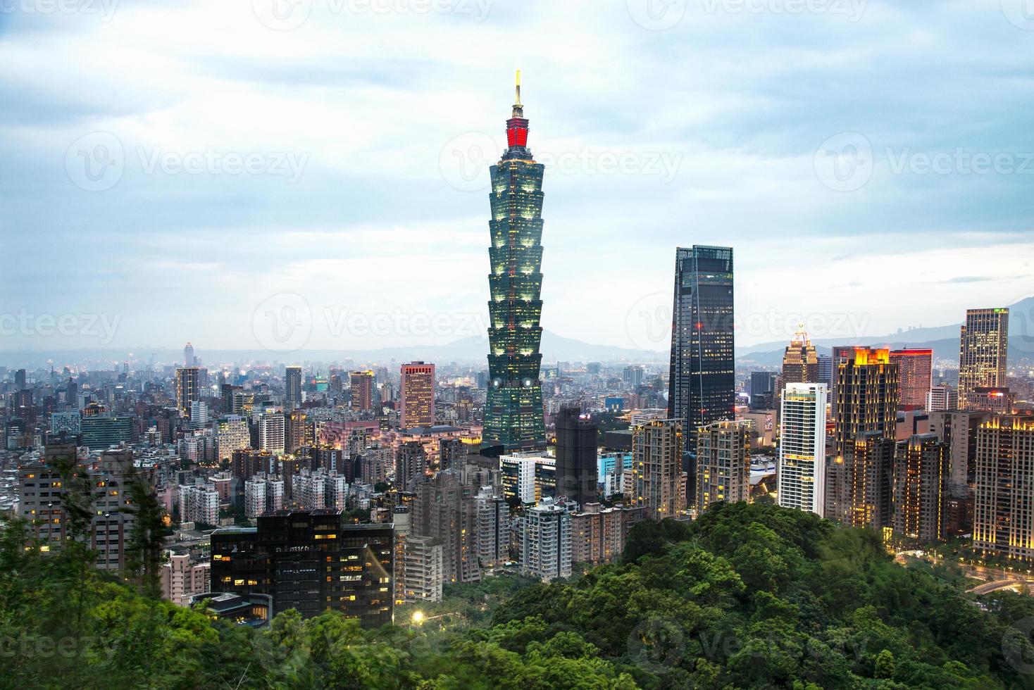 taipei, taiwan, turistas vão passear o panorama da paisagem urbana vista o edifício mais alto e a famosa paisagem que o belo lugar para viajar em taiwan da montanha do elefante foto