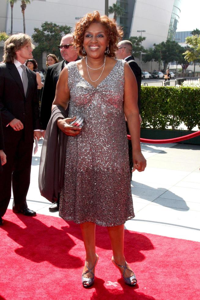 cch pounder chegando ao primetime creative emmy awards no nokia center em los angeles, ca em 12 de setembro de 2009 foto