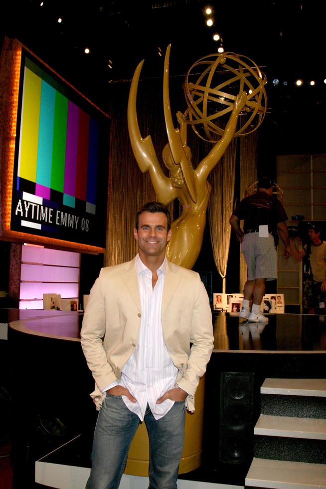 cameron mathison com a estátua do emmy dentro do teatro kodak antes do emmy diurno no teatro kodak em hollywood, ca 19 de junho de 2008 foto