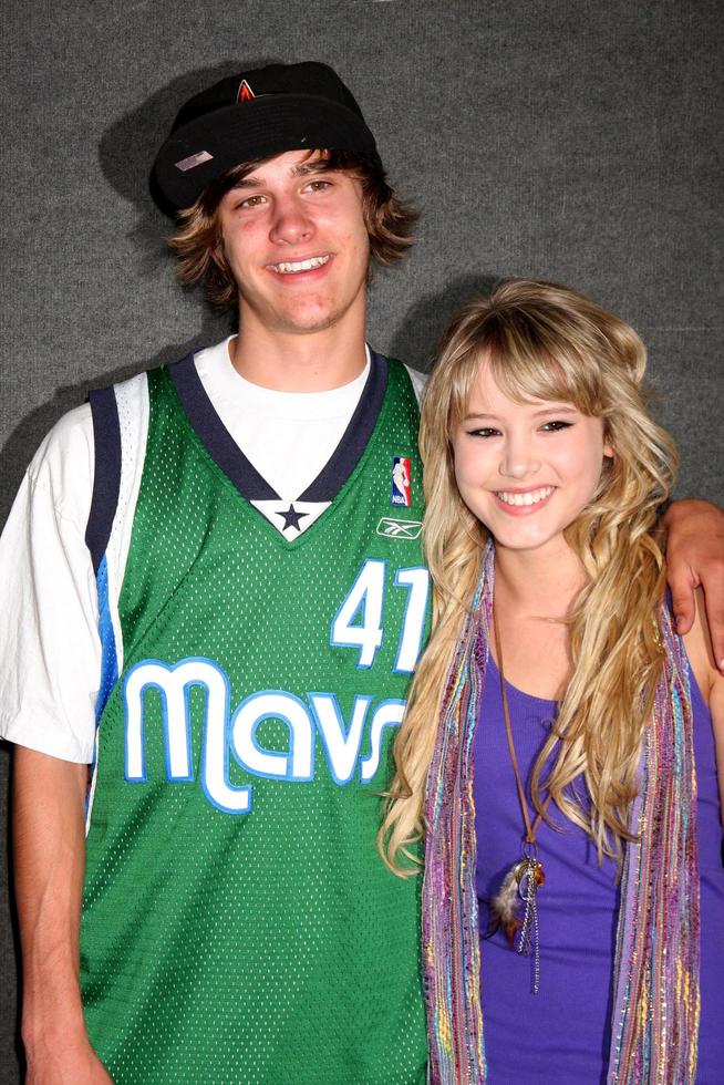 dylan patton, taylor spreitler no 20º jogo de basquete james reynolds dias de nossas vidas na escola de ensino médio de south pasadena em pasadena, ca em 29 de maio de 2009 foto