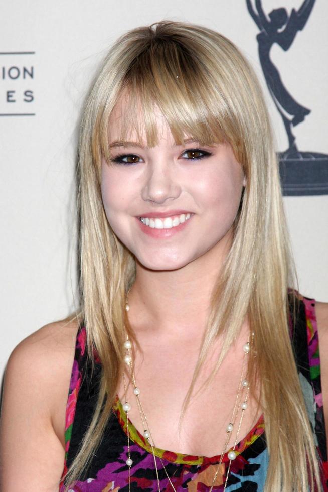 Taylor Spreitler chegando na recepção diurna dos indicados ao Emmy na Television Academy em North Hollywood, Califórnia, em 27 de agosto de 2009 foto