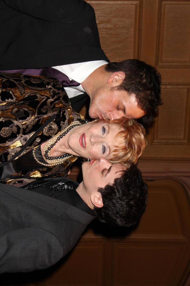 christian leblanc, jeanne cooper e david lago chegando ao prêmio de excelência em entretenimento e mídia aftra amees no hotel biltmore em los angeles, ca em 9 de março de 2009 foto