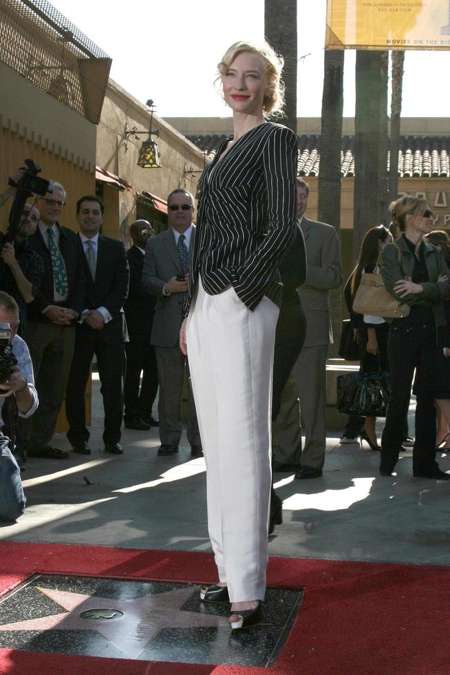 cate blanchett chegando para receber sua estrela na calçada da fama de hollywood em los angeles, ca 5 de dezembro de 2008 foto