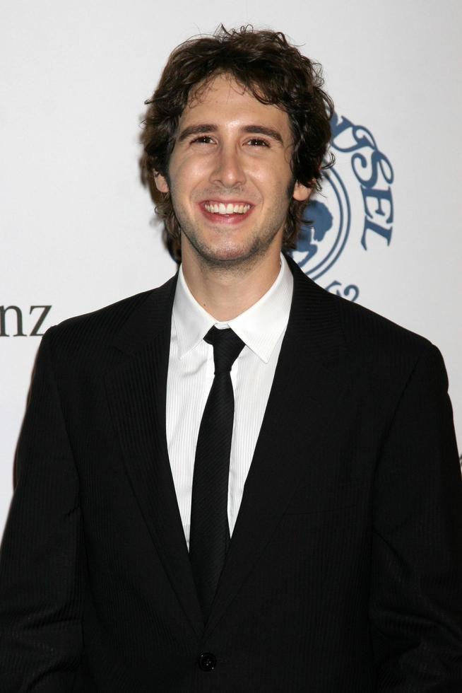 josh groban chegando ao carrossel of hope ball no bevelry hilton hotel, em beverly hills, ca em 25 de outubro de 2008 foto