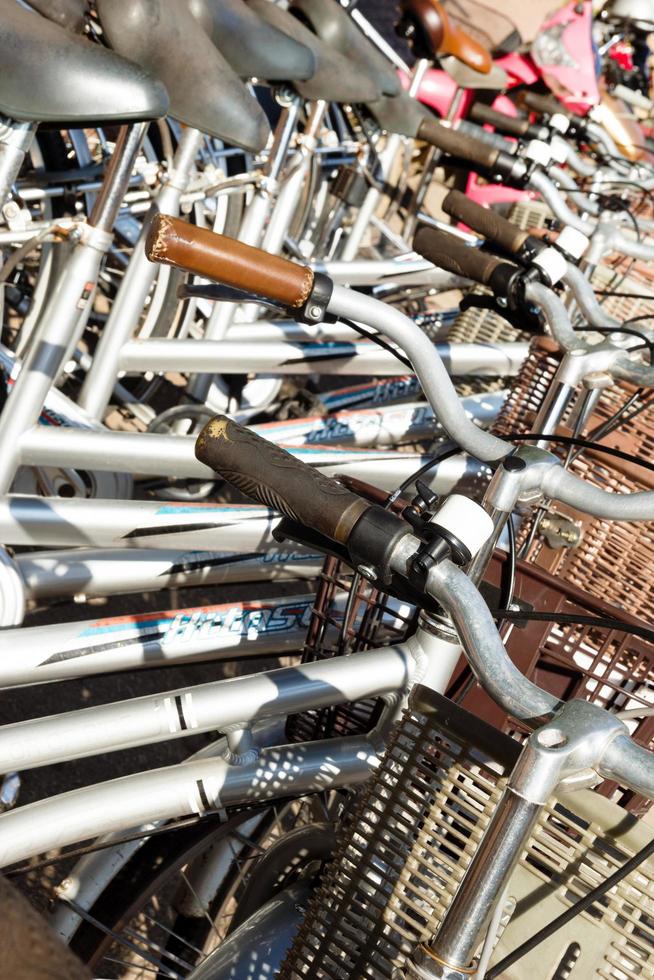 luang prabang, laos, 16 de janeiro de 2018. close-up em bicicletas de estacionamento de bicicletas para alugar. transporte ecológico para reduzir as emissões atmosféricas. foto