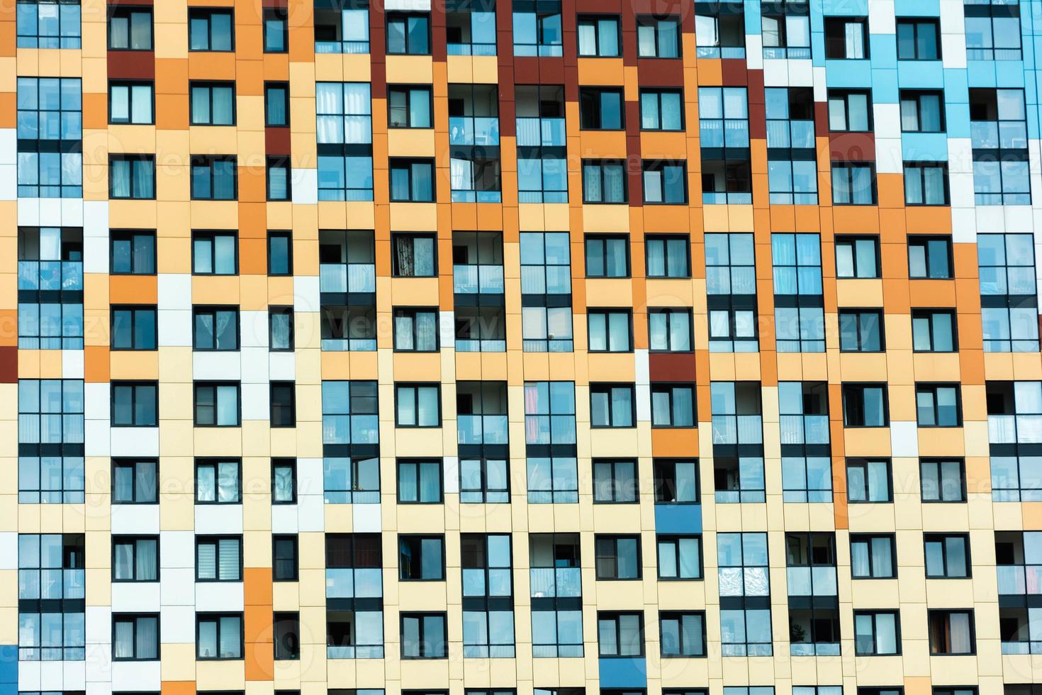 fachada multicolorida de um edifício de vários andares, vista de um edifício residencial colorido moderno de vários andares, varandas, janelas, casa foto