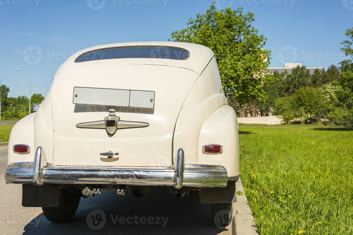vista traseira de um belo carro clássico antigo, luzes, pára-choques, cromado foto