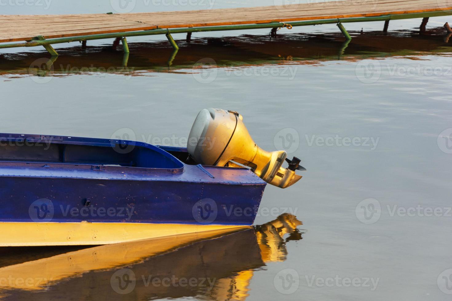 motor de popa em um barco de pesca de alumínio azul, motor de popa em um barco de recreio, lago, rio, hélice foto