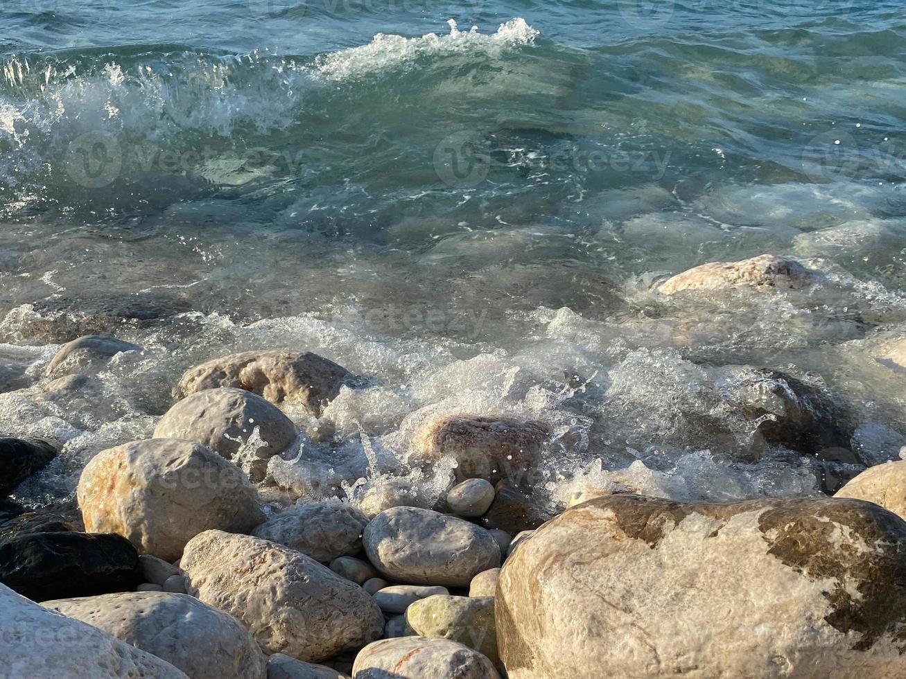 mar com praia de seixos como pano de fundo, copie o espaço foto