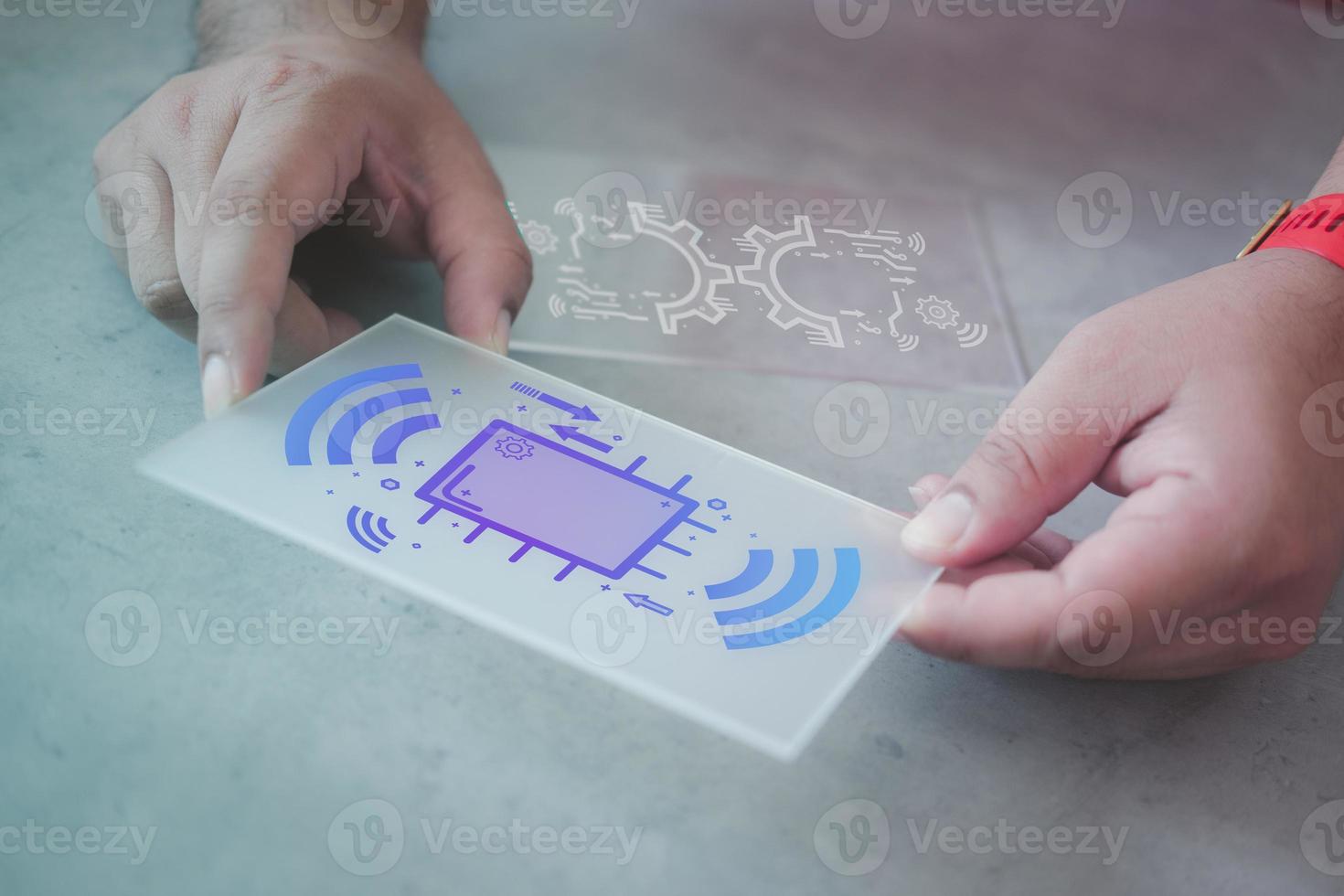 close-up de tablet digital de mão de empresário ou smartphone digital futurista com ciclo abstrato. controle e conceito futuro. foto