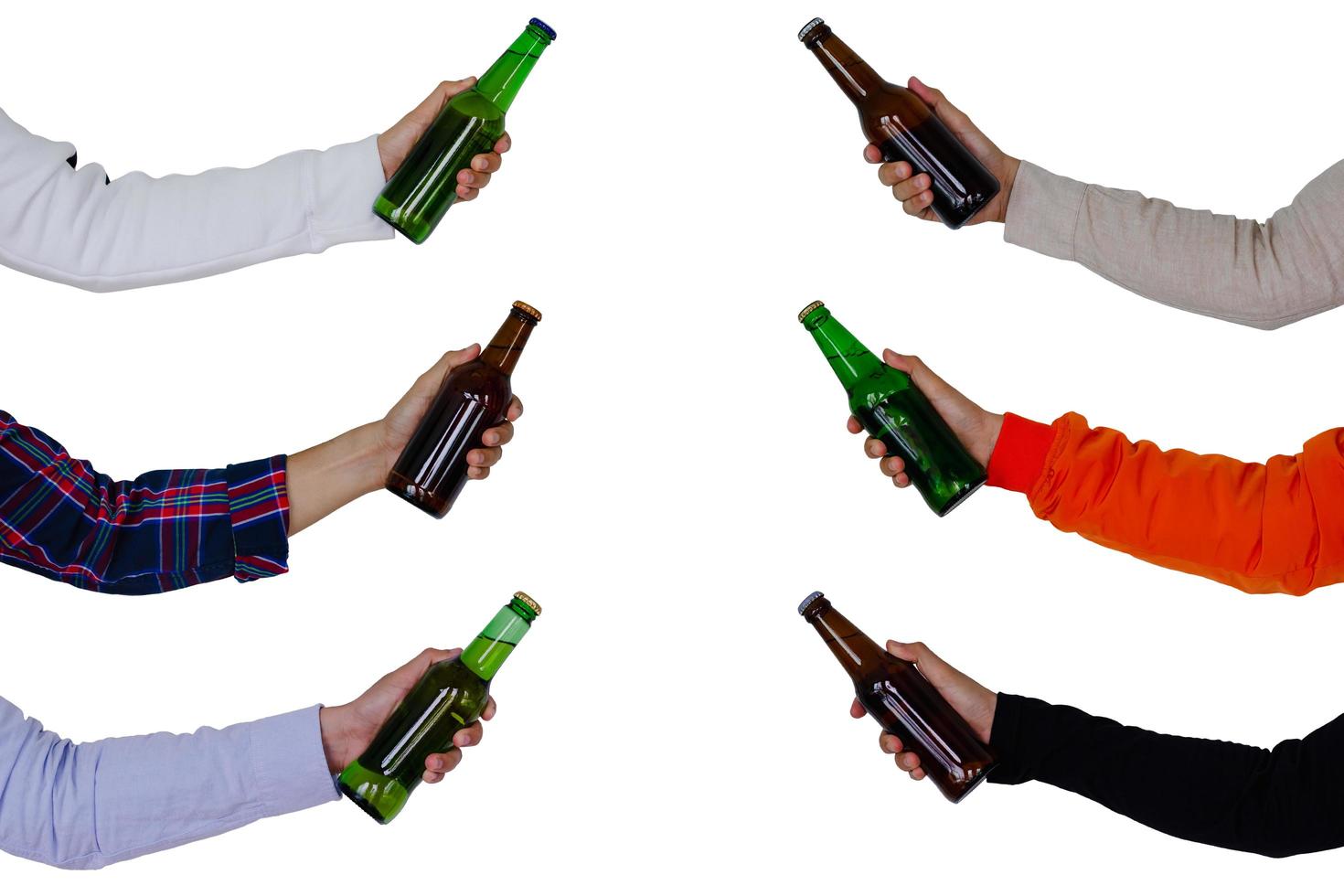 mão segurando garrafas de cerveja isoladas no fundo branco para o conceito de dia internacional da cerveja. foto