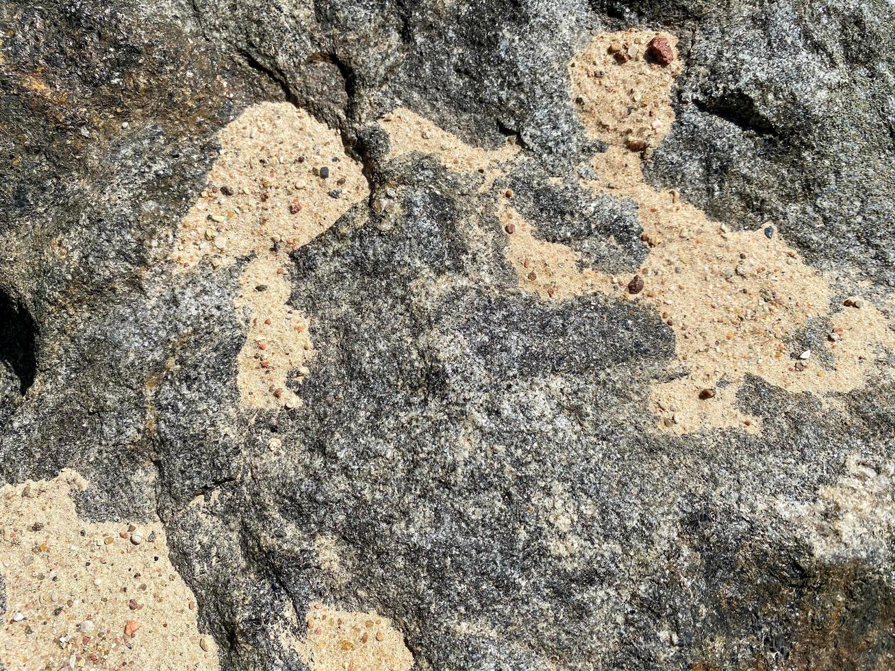 textura da superfície do velho cinza natural de pedra afiada riscado com areia fina. o fundo foto