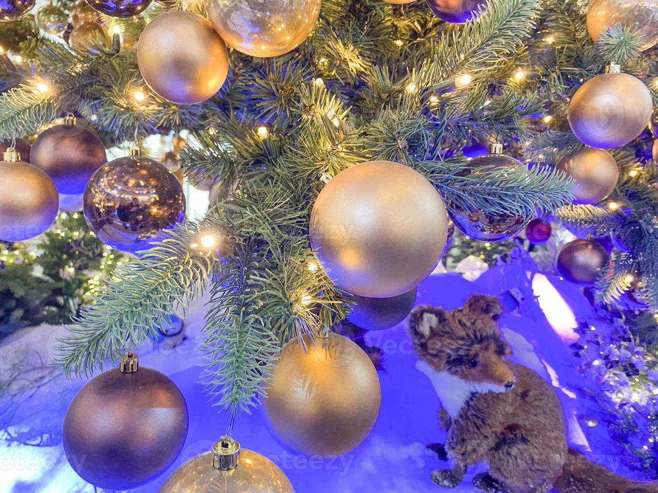 decoração de ano novo de uma sala de estar. Natal. decorações de quarto de férias. brinquedos e guirlandas de natal foto