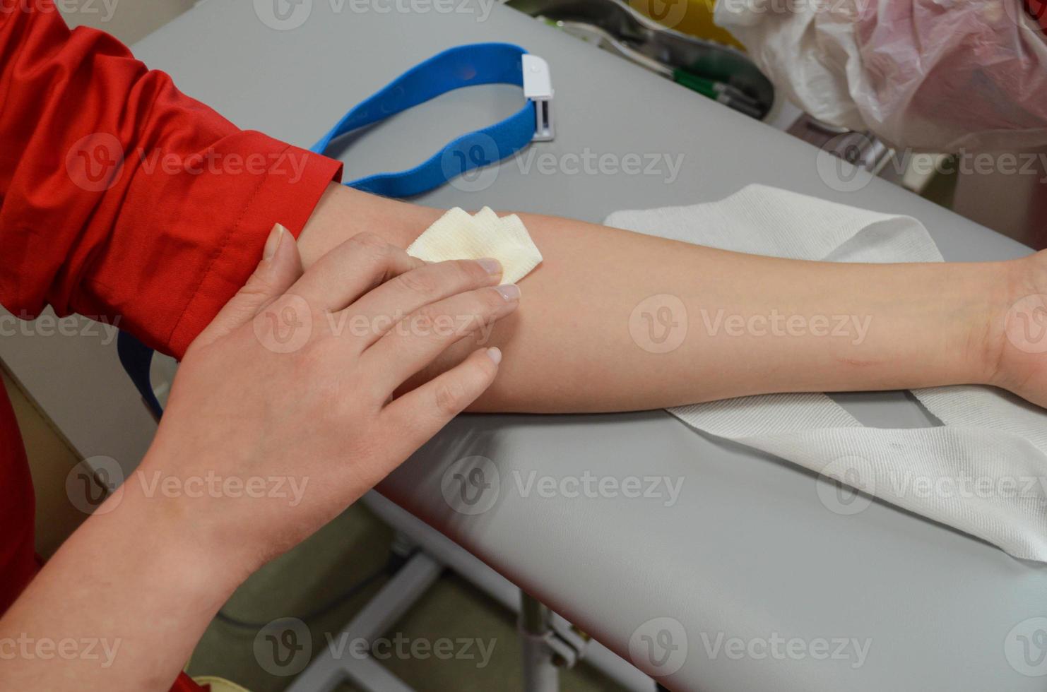 enfermeira coletando amostra de sangue para fazer um teste em laboratório foto