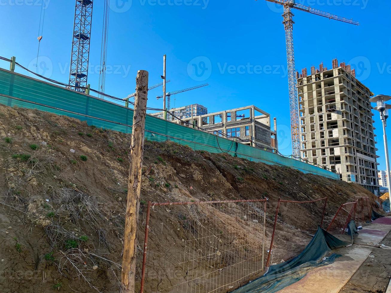 o processo de construção e reparo de um novo painel de pedra de concreto de cimento moderno construindo uma casa com reforço de ferro em um canteiro de obras industrial. foto