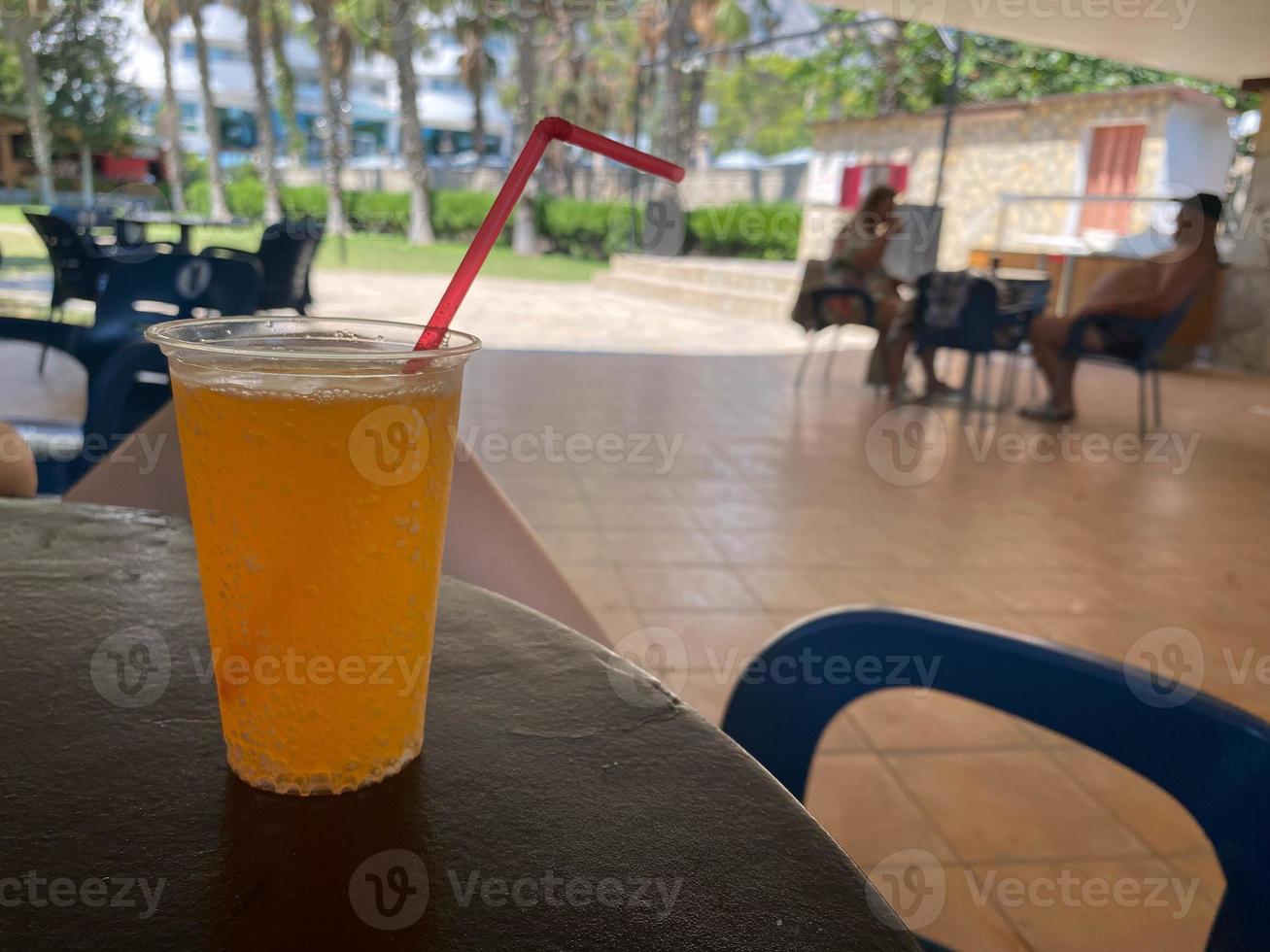 copo de suco de tangerina fresco com tangerinas maduras na velha mesa de madeira, estilo rústico foto