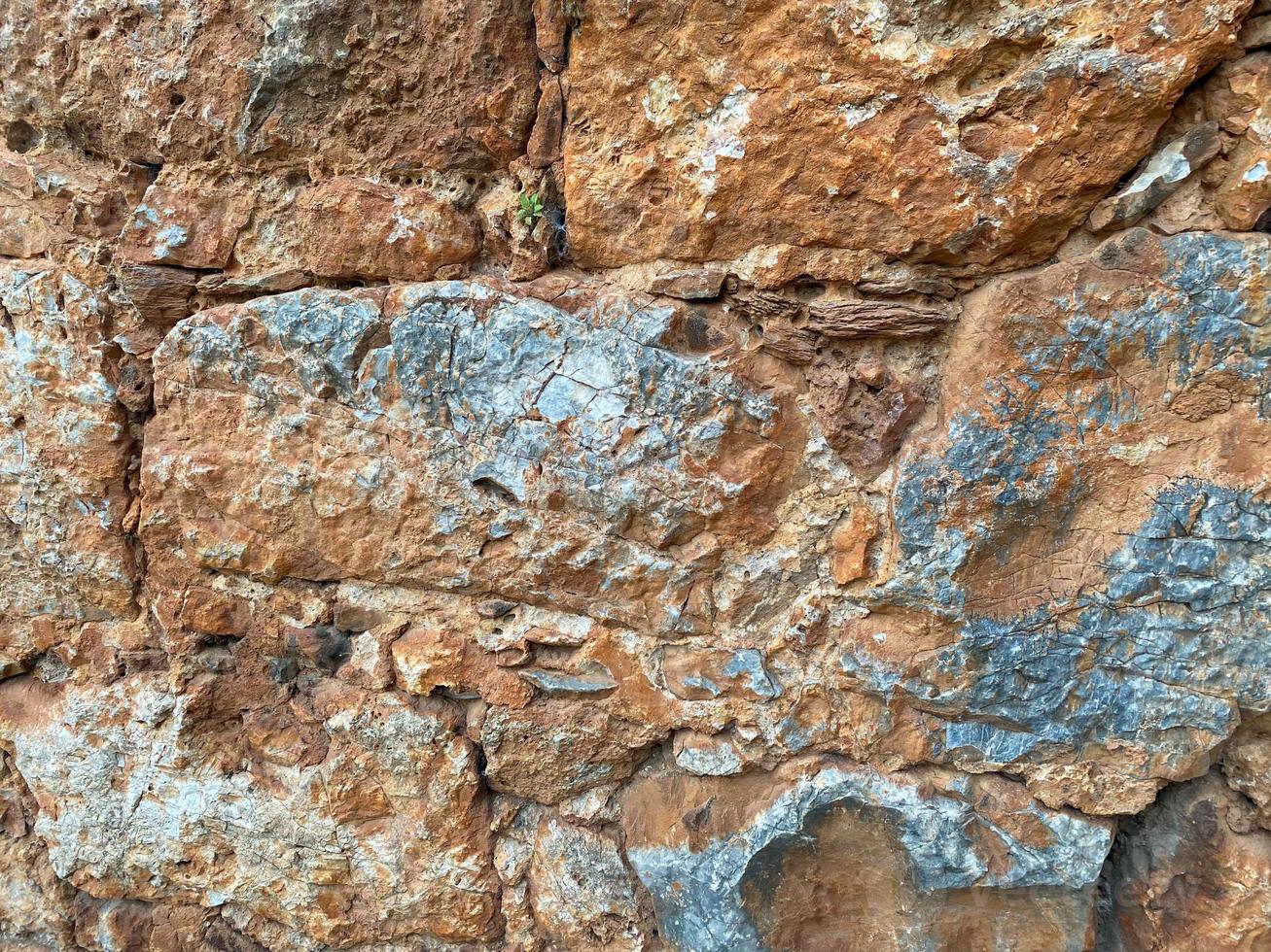 fundo, textura, parede de pedra de pedras redondas paralelepípedos tijolos superfície natural natural afiado convexo pedra áspera calçada com rachaduras foto