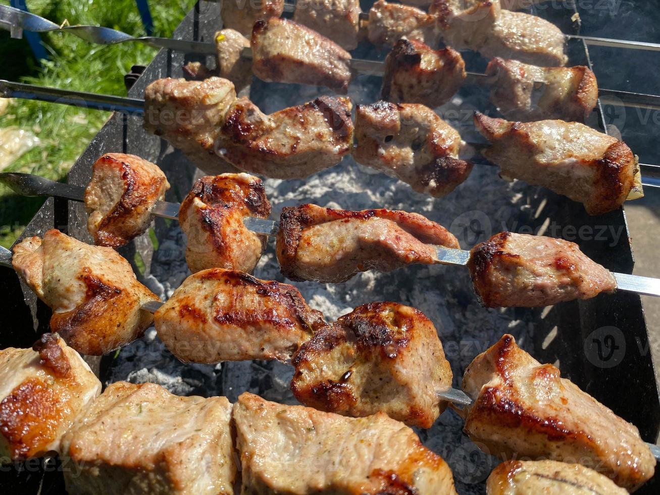 insanamente delicioso kebab se prepara no fogo ao ar livre foto