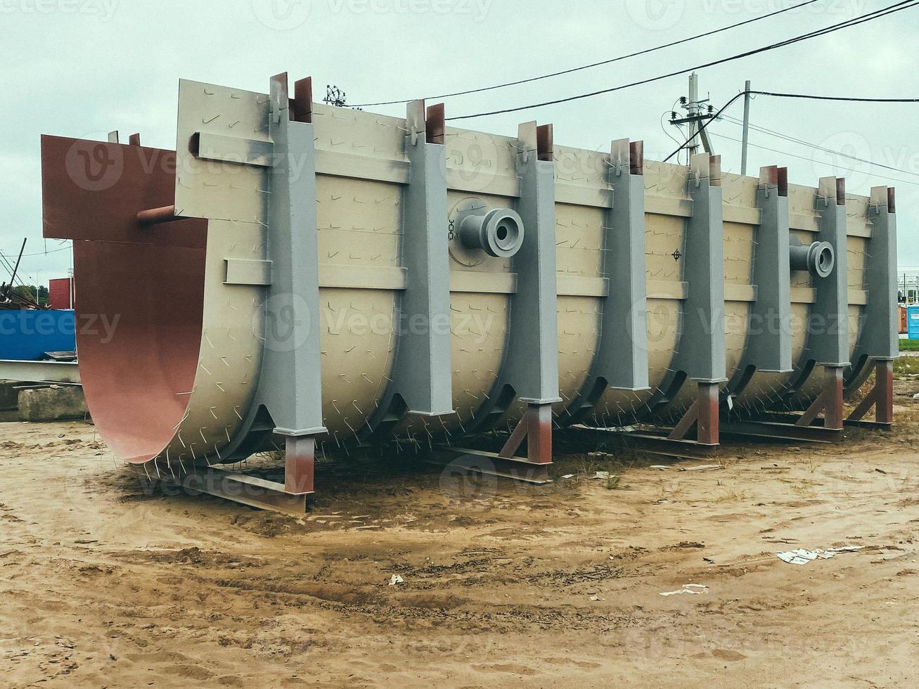 concha grande de metal no canteiro de obras. materiais de construção de metal cinza, mineração de uma mina foto