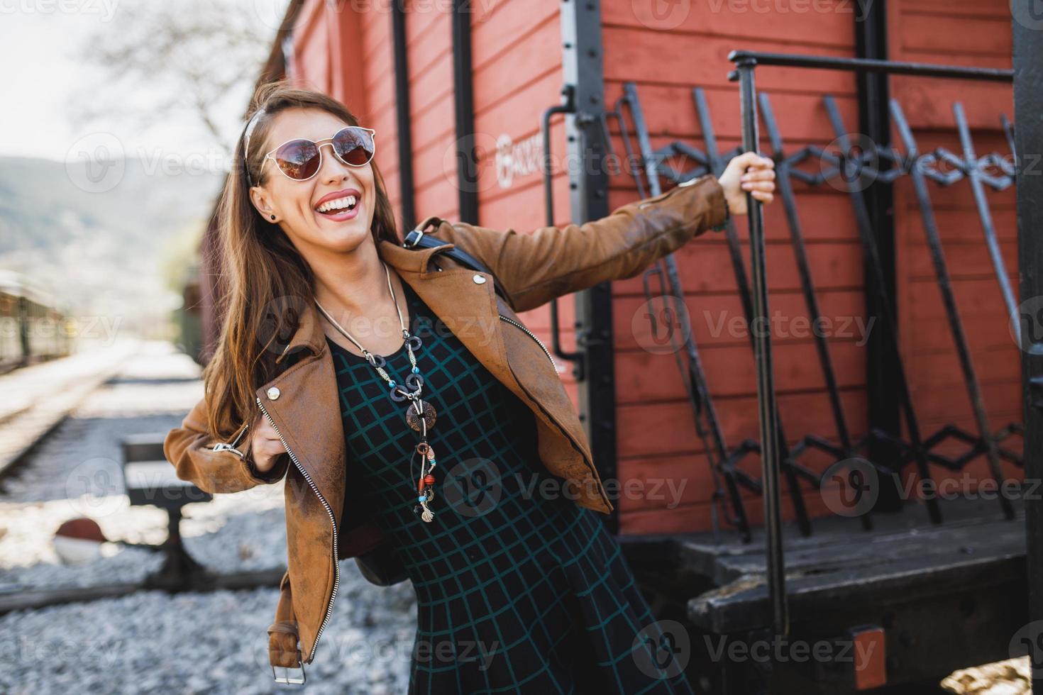 mulher entrando no vagão do trem retrô e viajando para a aventura foto