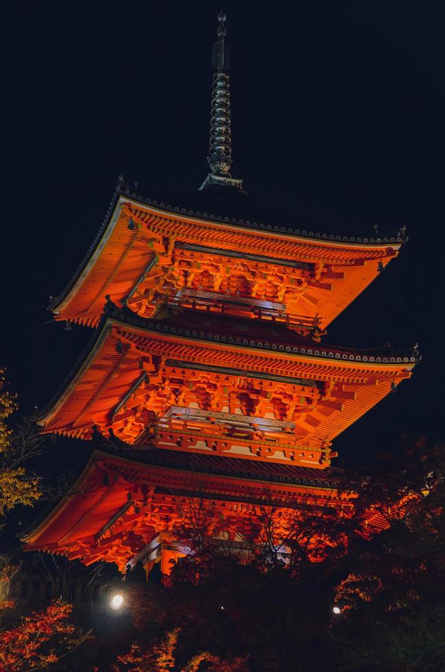 templo kiyomizu-dera em kyoto, japão, quando a temporada de outono na cena noturna. foto