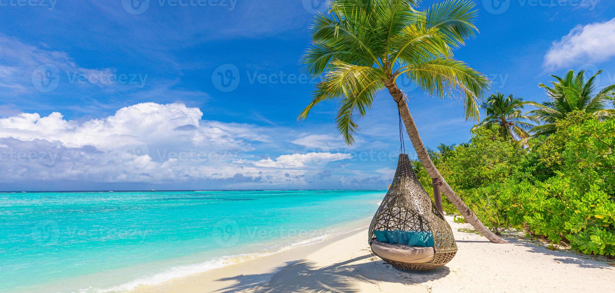 casal de amor romântico balança na bela praia tropical de areia branca, paisagem de férias de verão e conceito de plano de fundo de viagens. praia exótica cênica, natureza incrível céu azul, baía do mar ensolarada costa de areia branca foto