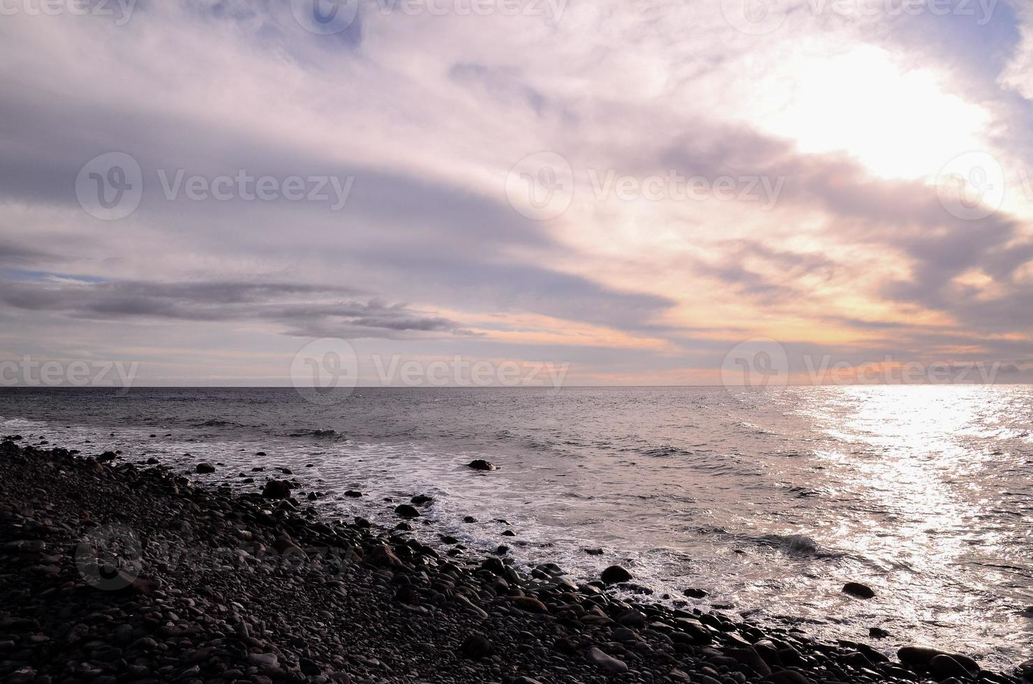 pôr do sol sobre o oceano foto