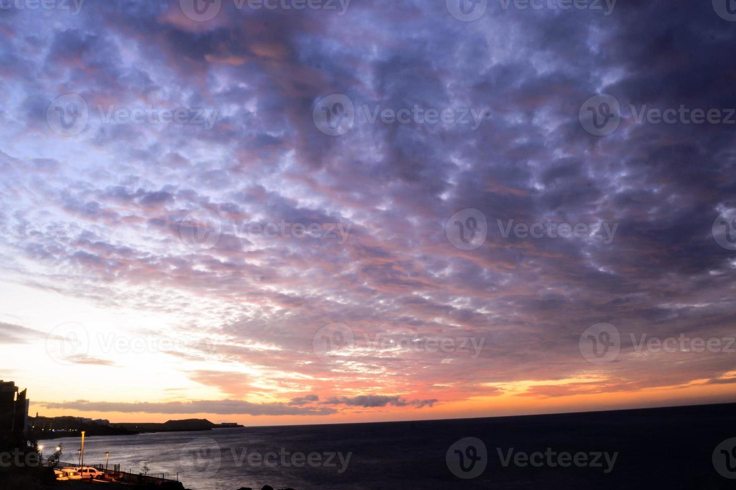 pôr do sol sobre o oceano foto