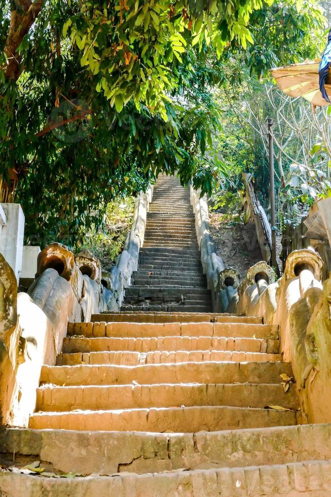 vista das escadas do templo foto