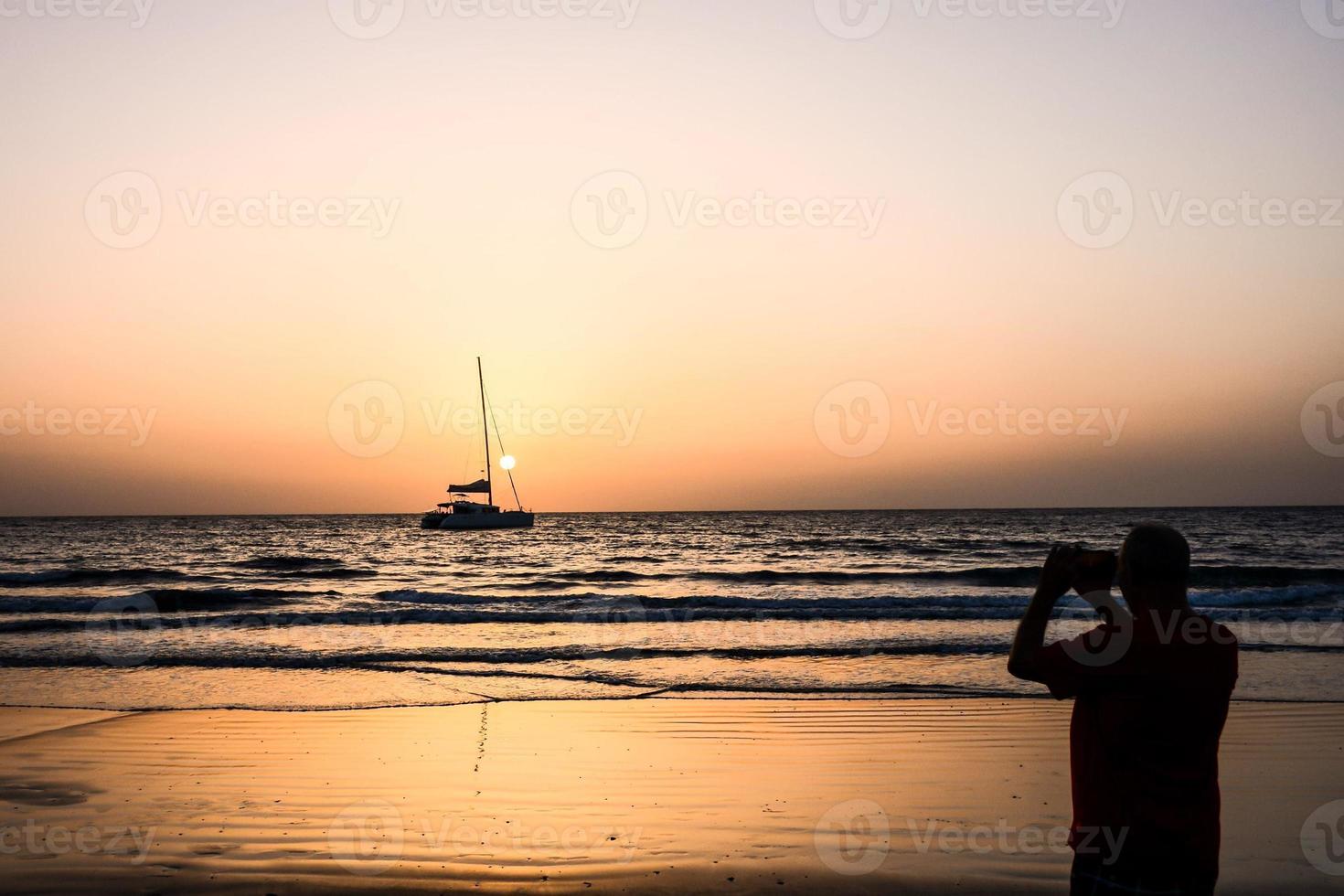 pôr do sol sobre o oceano foto