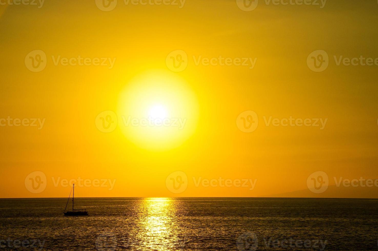 pôr do sol sobre o oceano foto