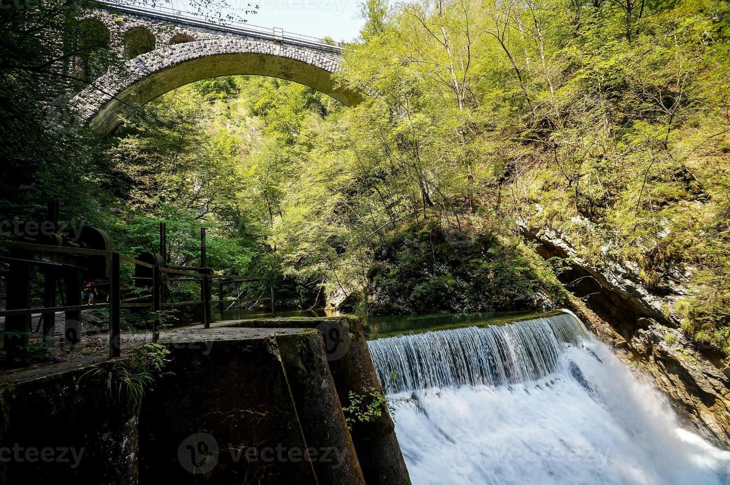 ponte e cachoeira foto