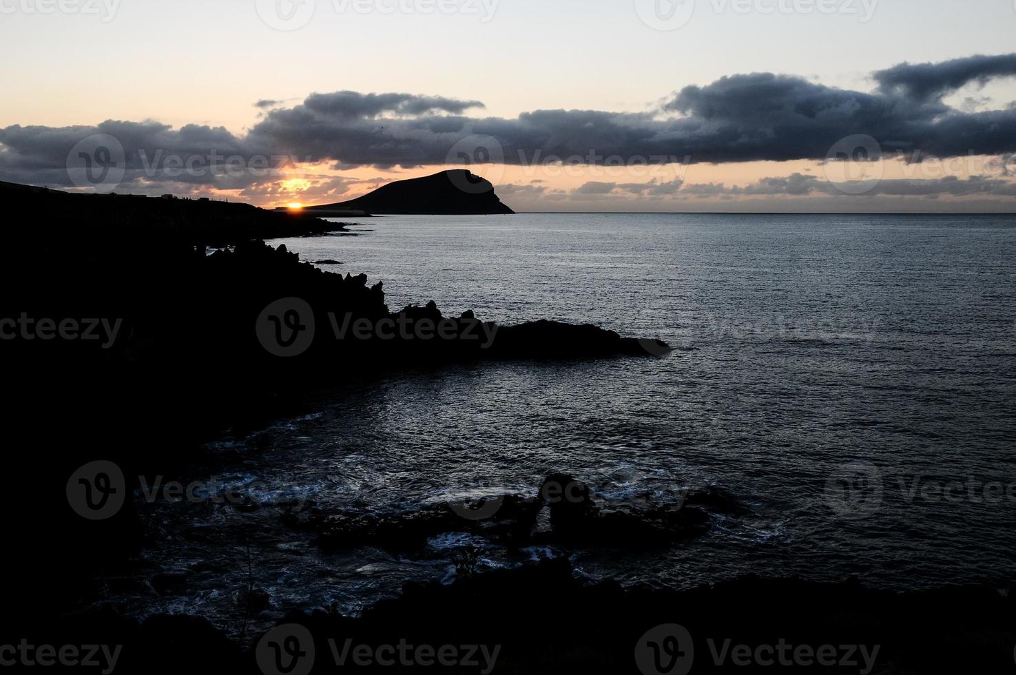 pôr do sol sobre o oceano foto