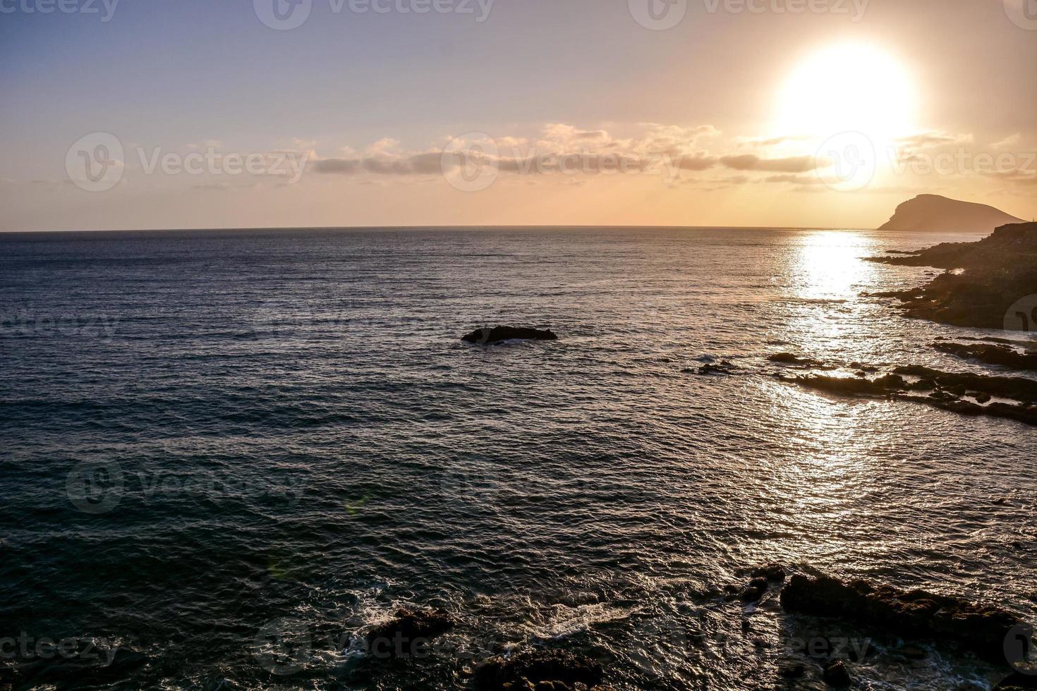 pôr do sol sobre o oceano foto