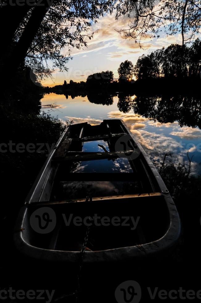 barco ao pôr do sol foto