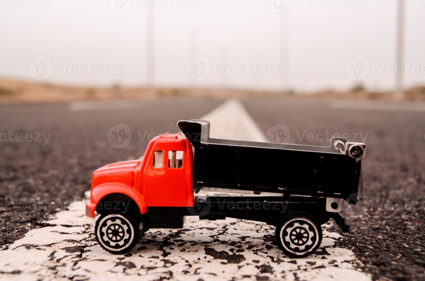 miniatura de caminhão na estrada foto